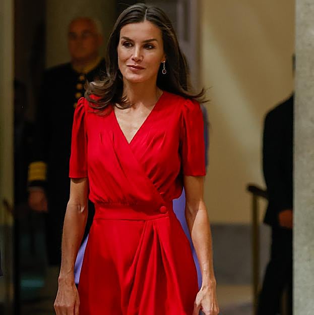 El espectacular vestido rojo con truco de la reina Letizia que estiliza, rejuvenece y hemos encontrado en Mango muy barato