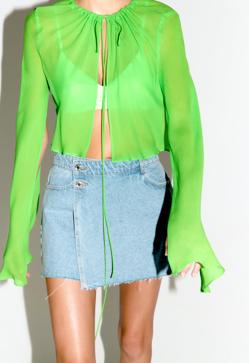 Imagen secundaria 2 - La falda pantalón vaquera ha vuelto. Esa prenda que triunfó en los años 90 y que reune lo mejor de las dos piezas. Falda pantalón en blanco, negro o azul de Zara (22,95 euros)