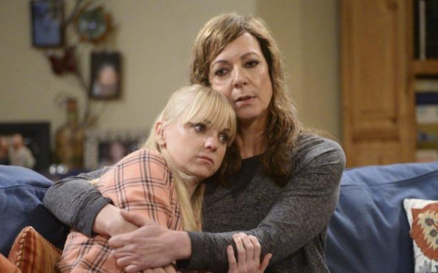 La oscarizada Allison Janney y la cómica Anna Faris encabezan esta sitcom que se mantuvo ocho temporadas en antena, alcanzando los 170 episodios. Ambas son madre e hija, viven en California y tratan de soportarse mientras viven juntas y superan su alcoholismo, entre otras adicciones. En Alcohólicos Anónimos conocen a mujeres como ellas y encuentran un grupo de apoyo para su día a día. Elogiada por su capacidad para poner sobre la mesa temas como la violencia doméstica, la muerte o las adicciones, Janney consiguió dos premios Emmy gracias a su magnífico trabajo en el que demostró su inigualable vis cómica. 