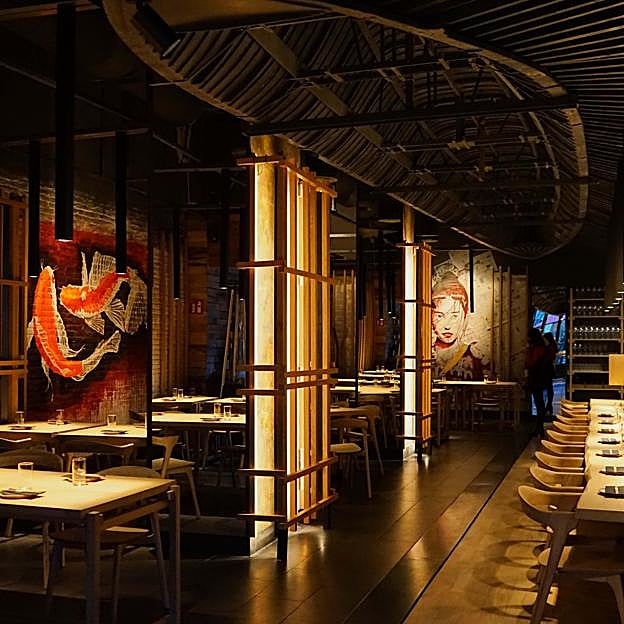 Ambiente del Ikoya Izakaya, que recrea una taberna típica de Tokio. 