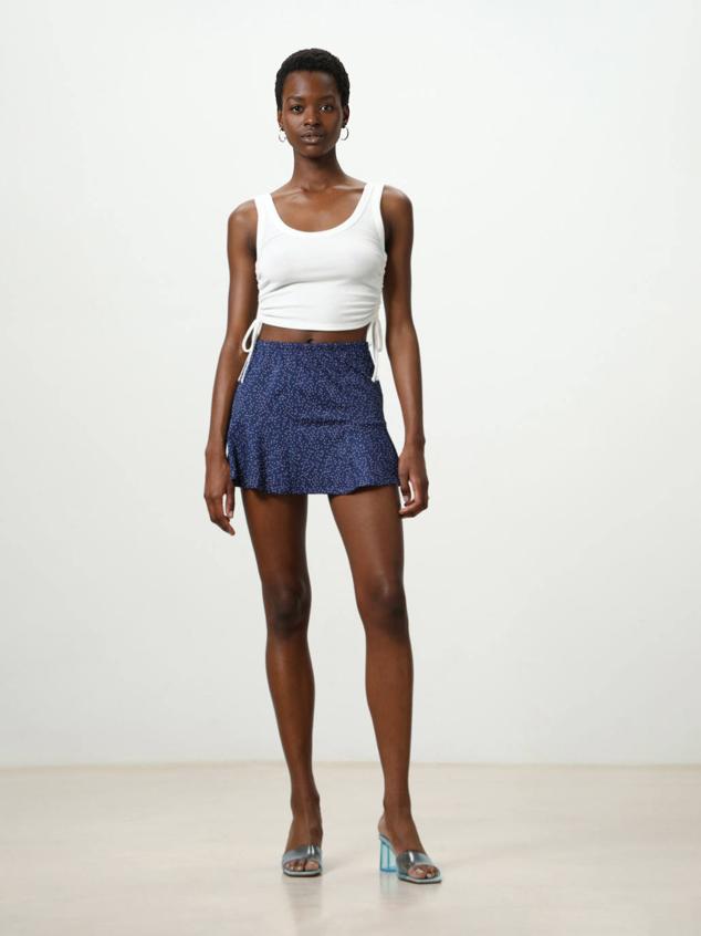 Falda corta con tiro alto, silueta ajustada y bajo acabado en volante. La puedes comprar en diferentes estampados de flores o lunares, con un coste de 5,99 euros.