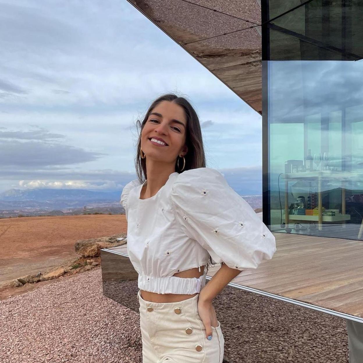 Las blusas con bordados de 10 euros de Zara que mejor quedan con shorts y están a punto de agotarse