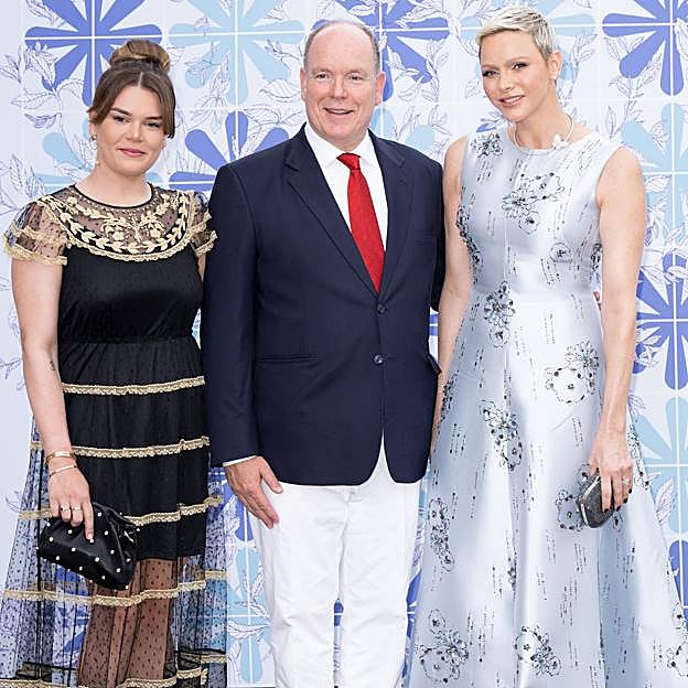 Por qué Carolina de Mónaco no asistió al Baile de la Cruz Roja y dejaron sola a Charlène y a Camille Gottlieb, hija de Estefanía de Mónaco