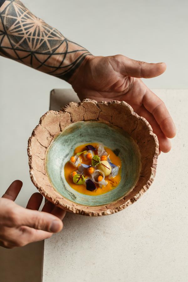 Con una estrella Michelin y dos soles Repsol, La Gaia by Oscar Molina (ubicado en Ibiza Gran Hotel) convence con una singular cocina de autor que combina la creatividad con ingredientes locales. Respetuosa y sostenible, la propuesta de Molina se apoya en los recursos naturales de Ibiza para componer dos sinfónicos menús degustación, Tanit y Posidonia, que se apoyan tanto en el excelente pescado mediterráneo como en las más desconocidas matançes de la isla para que cada producto se convierta en un fastuoso festín. (lagaiaibiza.com)