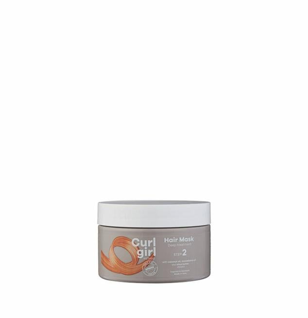 Nº2 Hair Mask de Curl Girl Nordic repara e hidrata en profundidad, evita el frizz y suaviza para evitar enredos, a la par que sublima el rizo en flexibilidad y definición. Las proteínas refuerzan la fibra, la vitamina B5 repara e hidrata y los aceites de coco, argán y almendra dulce dejan la melena sedosa, luminosa y reforzada.