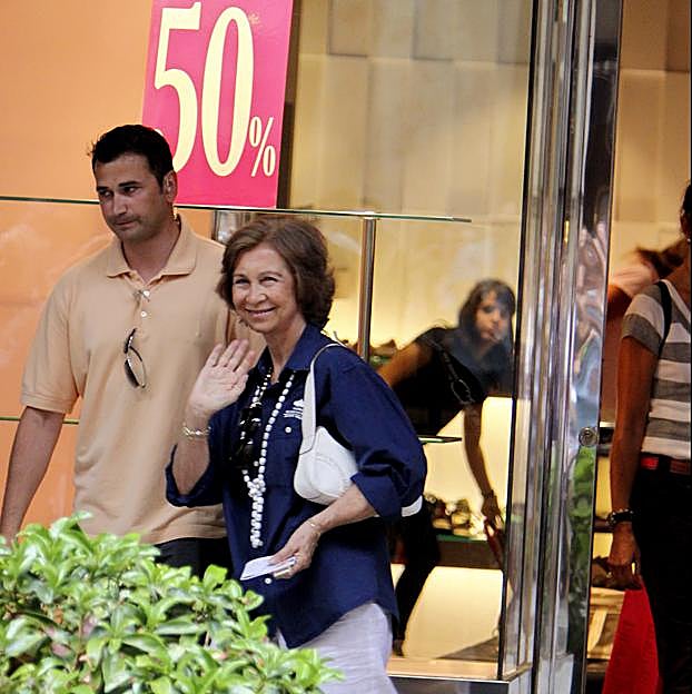 La reina Sofía de compras por las calles de Mallorca.