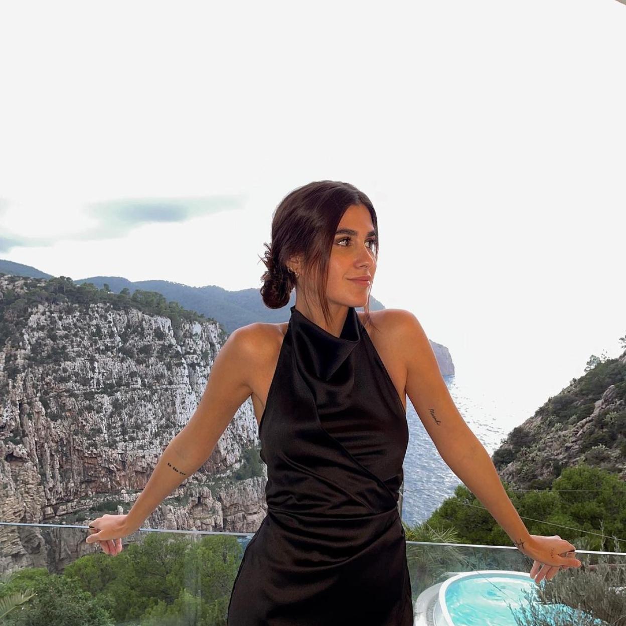 El vestido negro de corte midi más favorecedor de la temporada cuesta menos de 40 euros y sienta bien a todas