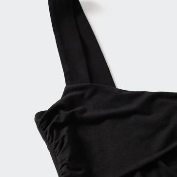 Imagen secundaria 1 - El vestido negro de corte midi más favorecedor de la temporada cuesta menos de 40 euros y sienta bien a todas