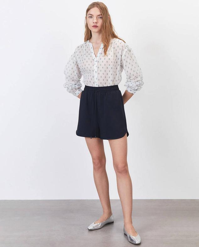 Esta camisa de Sfera es de color blanco y tiene un estampado de pequeñas flores en verde.