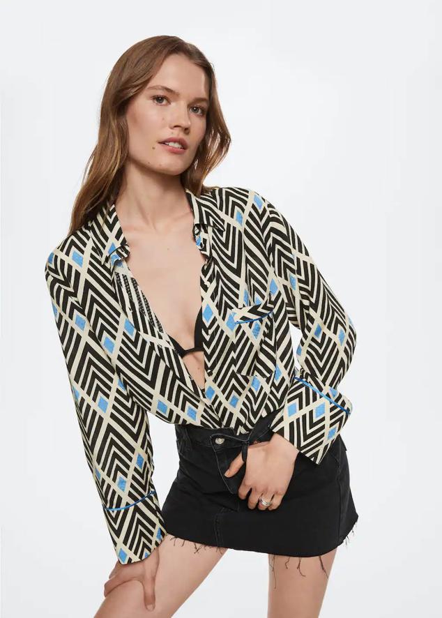 Este modelo de Mango en color negro tiene un diseño de corte oversize y acabado fluido.