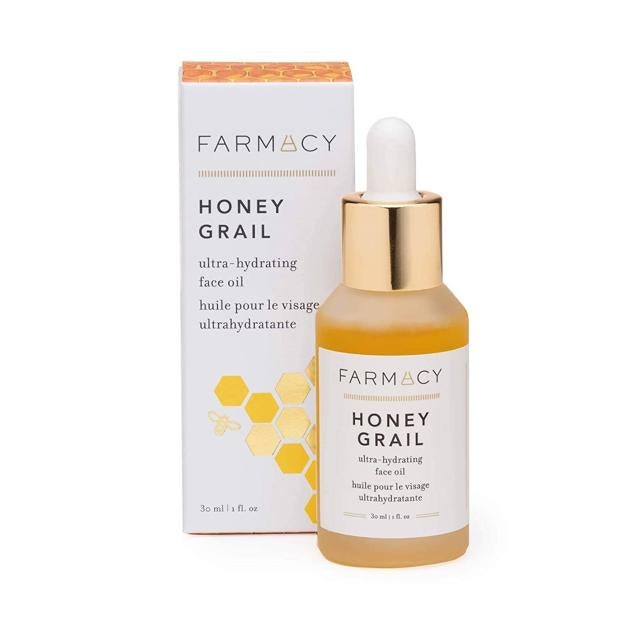 Honey Grail Ultra-Hydrating Face Oil de Farmacy es un aceite facial hidratante y revitalizador, no comedogénico. Su fórmula multitarea también mejora la apariencia de los signos de la edad, ilumina y tersa la piel. Está repleto de vitamina, aminoácidos, omegas y antioxidantes, a través de una formulación con aceite de espino amarillo, hibisco, rosa mosqueta, onagra, propóleo, jalea real y romero. Cómpralo aquí