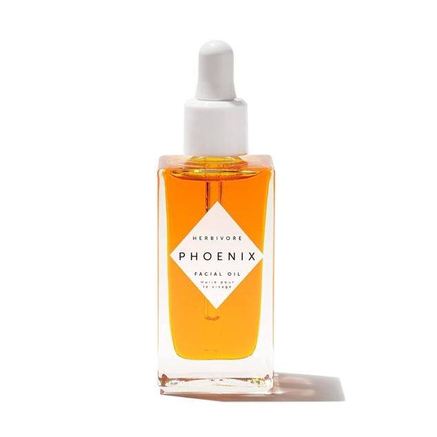 Phoenix Rosehip and Sea Buckthorn Deep Renewal Facial Oil de Herbivore revitaliza y transforma el rostro, dejando la piel más radiante, uniforme, bonita y joven. Esto lo consigue gracias a la mezcla de rosa mosqueta reparadora, rica en vitamina A, junto al aceite de espino amarillo, el aceite de neroli y el aceite de hierba de la pradera que revelan el brillo, tersura y uniformidad de la piel. Además, las semillas de chía hidratan y redensifican la piel en profundidad, mejorando también la firmeza. Cómpralo aquí
