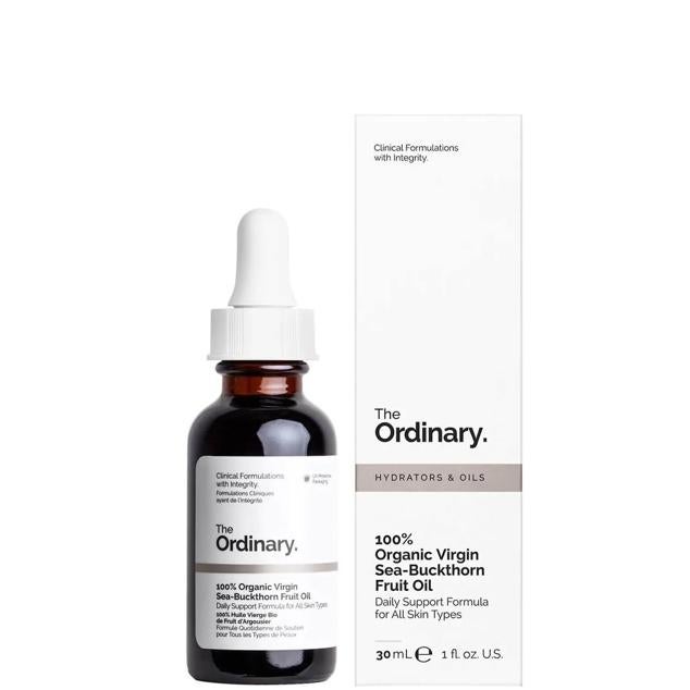 100% Organic Virgin Sea-Buckthorn Fruit Oil de The Ordinary nutre, hidrata, suaviza e ilumina visiblemente, a la vez que protege la piel del daño de los agresores ambientales, mejora la función de la barrera y corrige los signos del envejecimiento. Solo contiene aceite de espino amarillo virgen ecológico, rico en ácidos grasos, antioxidantes, carotenoides y licopeno. Cómpralo aquí