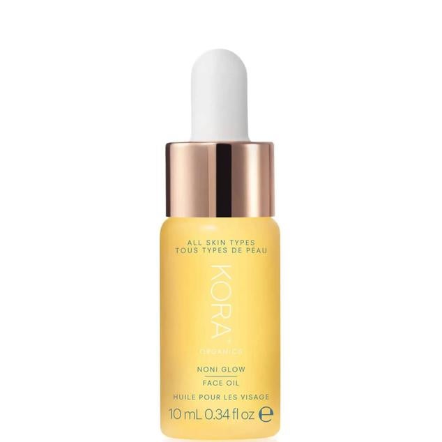 Noni Glow Face Oil de Kora Organics se trata de un aceite iluminador, nutritivo e hidratante que, además unifica el tono, tersa la piel y mejora las líneas de expresión y arrugas. Para ello, utiliza la combinación de aceite de espino amarillo, rosa mosqueta, extracto de noni, semilla de uva, jazmín, aceite de granada, aceite de jojoba y vitamina E, que también protegen contra el fotoenvejecimiento. Cómpralo aquí