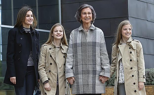 Doña Sofía con su nietas y la reina Letizia.