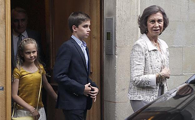 La reina Sofía visitando a Doña Cristina y sus hijos en Ginebra.