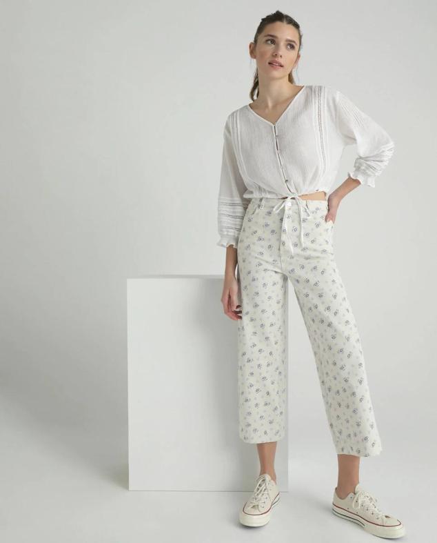 Pantalón vaquero wide leg con tiro alto, pernera cropped y mini estampado de flores, de Green Coat. Cómpralo por 19,99 euros.