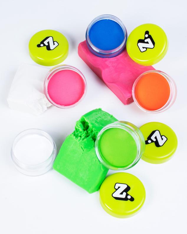 Los eyeliners iLiners Watercolor son una de las joyas de la marca perteneciente a Krash Brands. Disponibles en formato monocolor y bicolor, se activan al mojarse con el agua pudiéndose mezclar colores y modificar la intensidad del color. La marca cuenta también con un dúo de pinceles que permiten una aplicación precisa, modulando el acabado que quieras obtener. (6,95 euros)