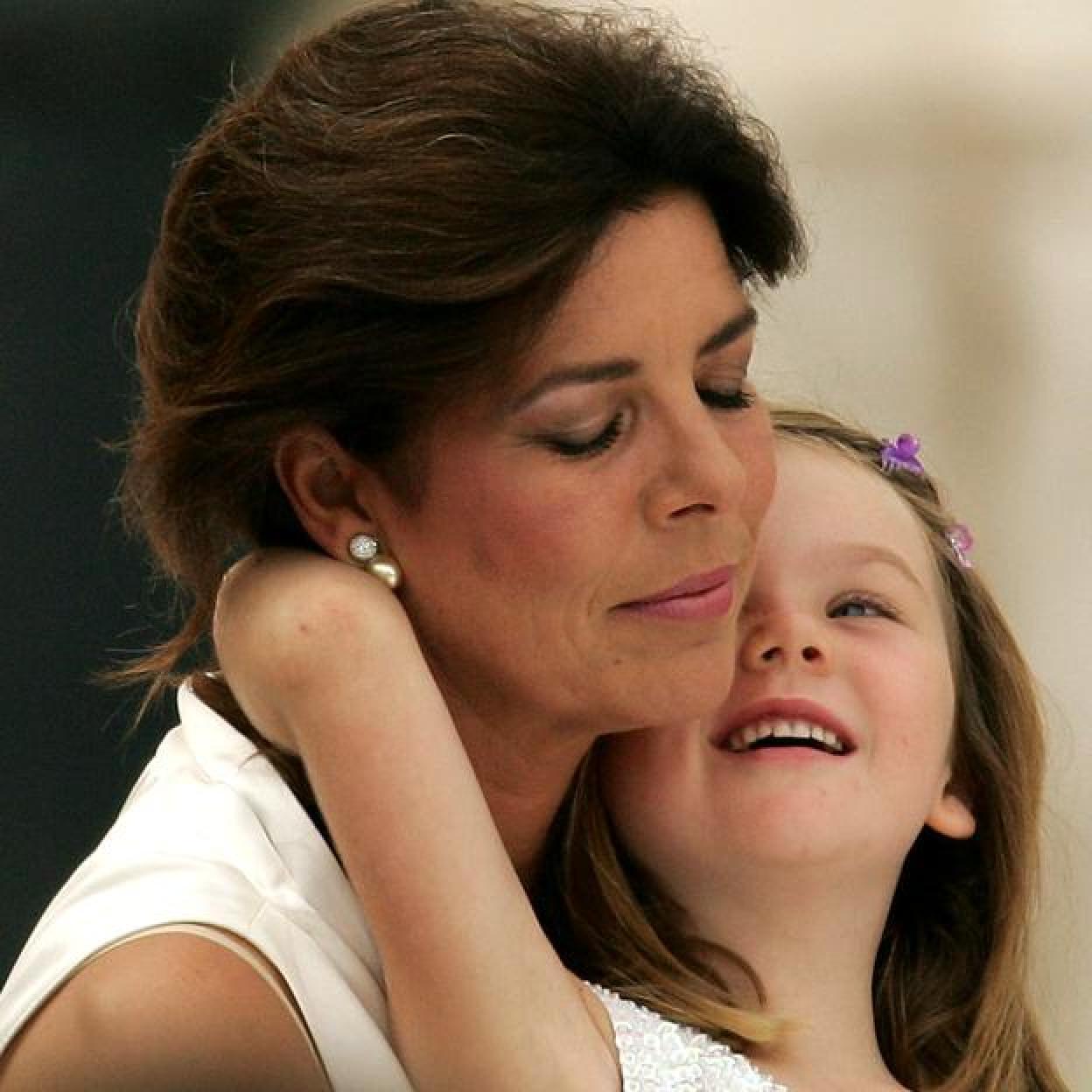 La princesa Alexandra de Hannover de niña en brazos de su madre, la princesa Carolina de Mónaco.