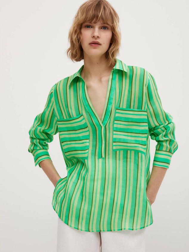 Camisa en tejido 100% ramio con cuello solapa, escote de pico, manga larga, bolsillos de parche en el pecho y estampado a rayas en tonos verde. La encontrarás rebajada a 29,95 euros.