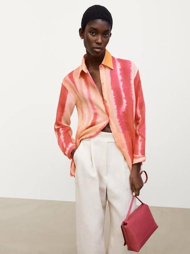 Camisa en tejido 100% ramio ligero, con estampado tie-dye en tonos rosa, manga larga y corte fluido. La encontrarás rebajada a 25,95 euros.