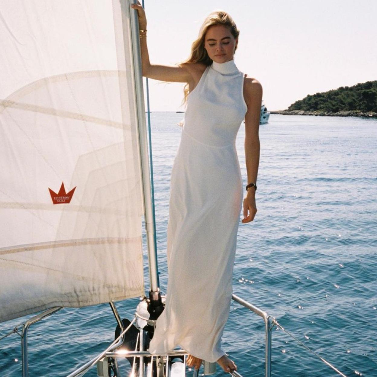 El vestido blanco y de lino es la pieza clave para triunfar este verano.