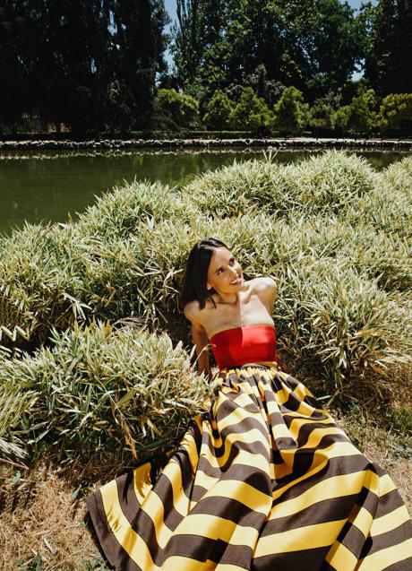 Imagen - Top rojo de raso y falda amarilla, ambos de Prada