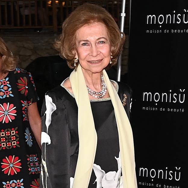 La reina Sofía tiene las alpargatas de cuña más elegantes y cómodas para los looks de noche de verano