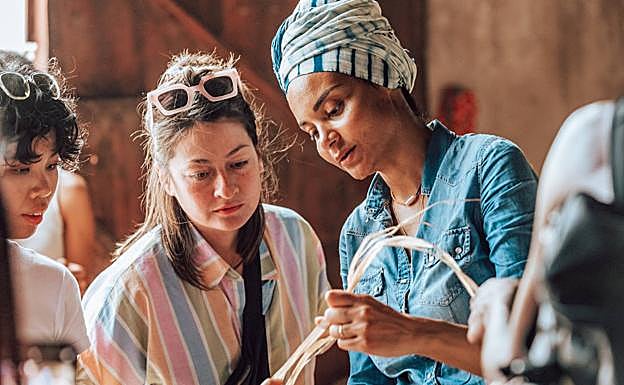 Stella Jean mirando rafia para sus próximos diseños.