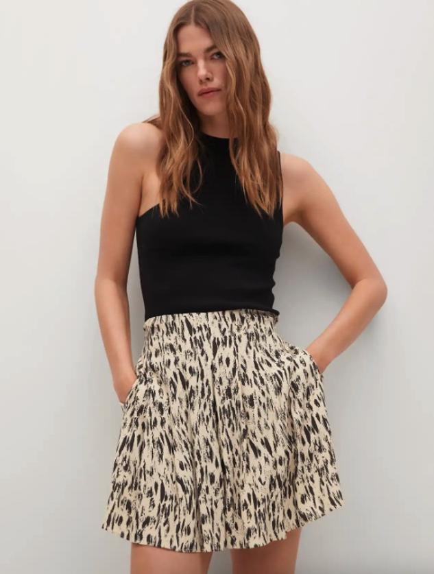 Estampado degradado en tono negro sobre fondo beige para estos shorts en tejido fluido con detalles plisados y tiro alto que tienen cintura elástica en la parte trasera y podemos encontrar en las tallas M, L y XL. Cuesta 8,99 euros.