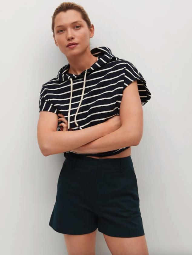 De estilo chino y diseño corto recto, tiro medio y con bolsillos laterales y traseros, estos shorts en azul marino que tienen cierre de cremallera y gancho podemos encontrarlos en las tallas 32, 34, 44 y 46 por 7,99 euros. 