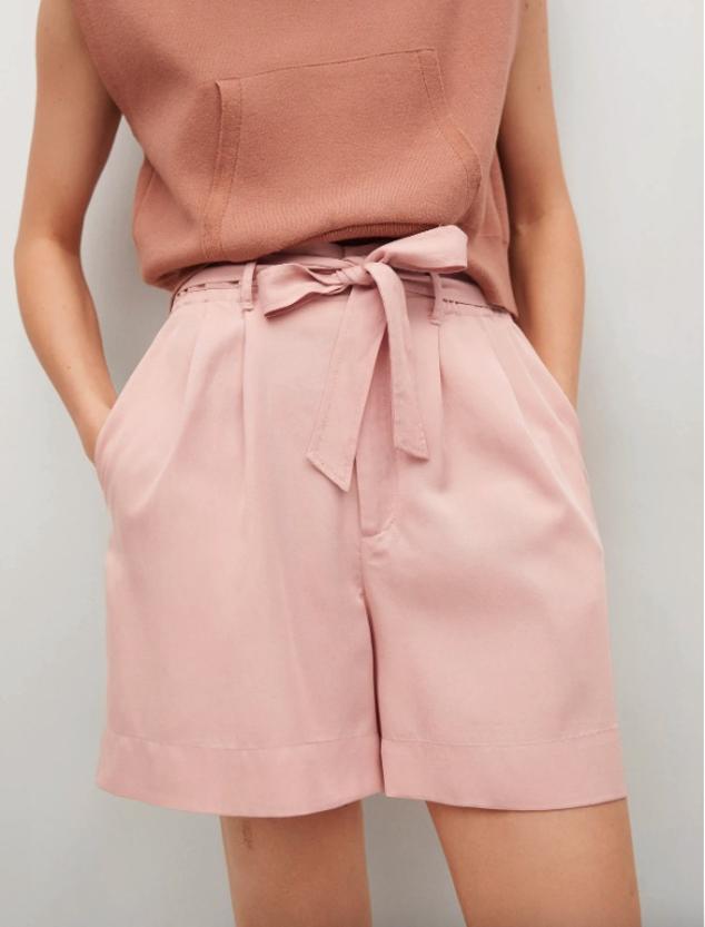 En tejido lyocell y diseño recto, estos shorts de tiro alto con cintura elástica y cinturón a juego extraible cuesta 8,99 euros y podemos encontrarlo entre las tallas 32 y 46. 