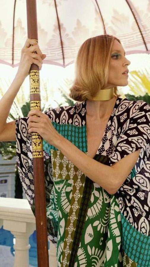 Caftán corto con estampado patchwork multicolor, escote de pico, silueta relajada y manga por debajo del codo. Tiene un precio de 49,95 euros.