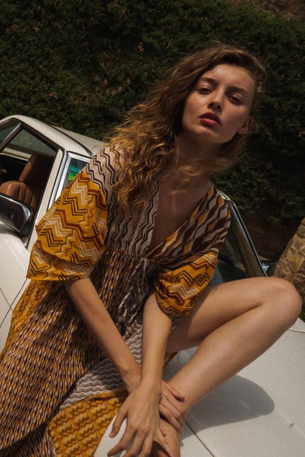 Caftán largo estampado color mostaza, con escote de pico, manga corta amplia y detalle de frunce ajustable en la cintura. Cómpralo por 39,95 euros.