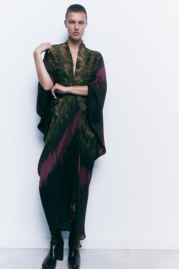 Caftán largo con estampado tie-dye, escote de pico pronunciado, silueta amplia y manga larga. Cuesta 59,95 euros.