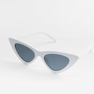 Imagen secundaria 1 - El look royal cómodo con sandalias planas y shorts que puedes comprar baratísimo en Zara