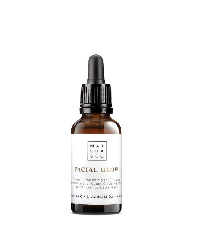 Facial Glow Serum de Matcha&Co se sirve de la poderosa mezcla antioxidante de vitamina C al 10%, extracto de té matcha y niacinamida, para tratar los signos de la edad y la fatiga. Ilumina, corrige manchas, unifica tono y textura, reafirma, mejora el aspecto de las arrugas y recupera la energía y apariencia vital de la piel, mientras previene el envejecimiento. Cómpralo aquí