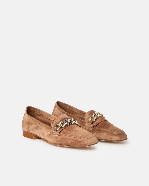 Estos de la marca LT en color topo y con un detalle de cadena los encontrarás en El Corte Inglés.