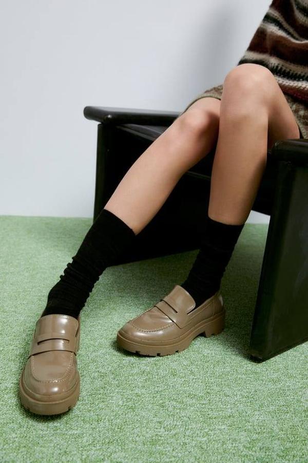 Para las más atrevidas, hemos escogido este modelo de Zara en color verde caqui que tiene la suela dentada.