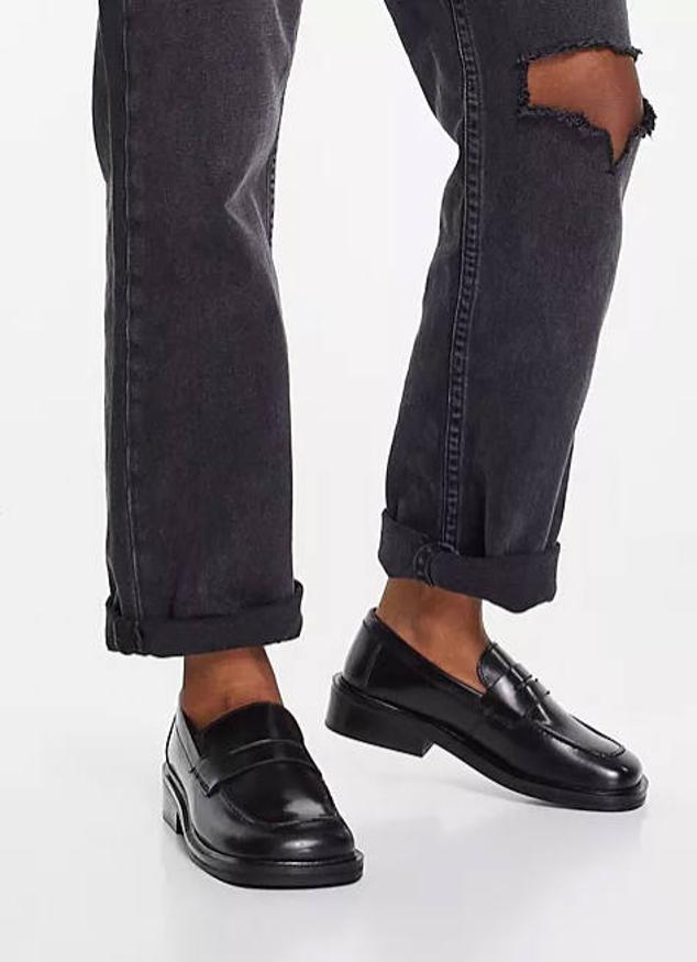 Asos nos trae estos mocasines en color negro que cuentan con un tacón bajo de bloque.
