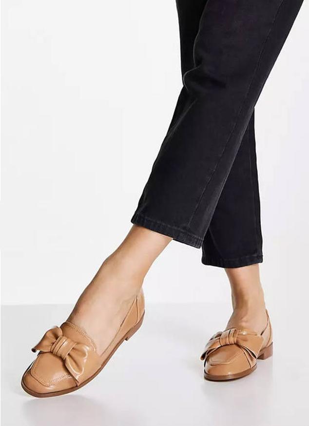 Otra buena opción es este mocasín en tono tostado y con la puntera redonda que nos trae Asos.