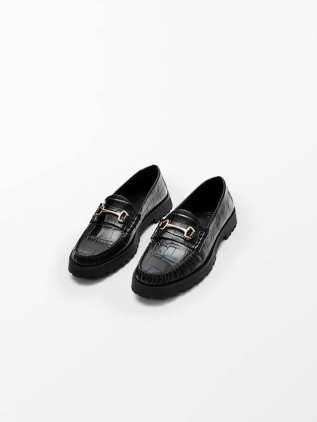 La opción con más rollazo es este mocasín en color negro y con suela track que nos trae Massimo Dutti.