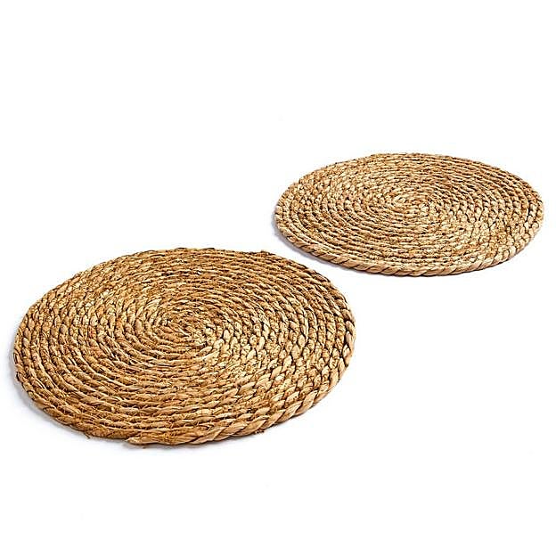 Dos individuales de fibras naturales para crear un look muy natural en tu mesa de exterior y disfrutar de una rica cena de verano.