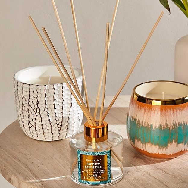 Las velas siempre son un detalle que adorna toda mesa y que ayuda a crear un ambiente agradable y acojedor.