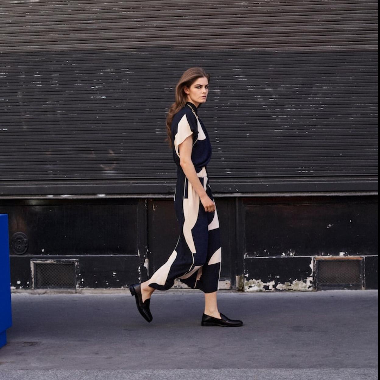 El vestido de Massimo Dutti que más favorece a partir de los 40 y que seguro que ya está en el armario de la reina Letizia o de Marta Ortega