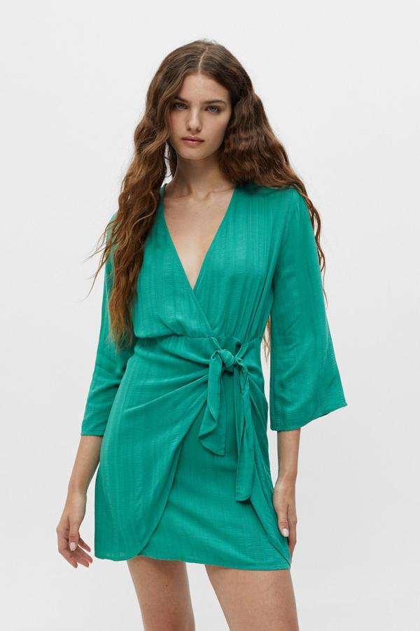 Cómodo, elegante y con todas las ventajas de una falda pareo, este vestido de Pull&Bear es ideal para verte estilizada y mucho más morena. El color resalta el bronceado y su escote en pico favorece a todo tipo de bustos sin importar su tamaño.