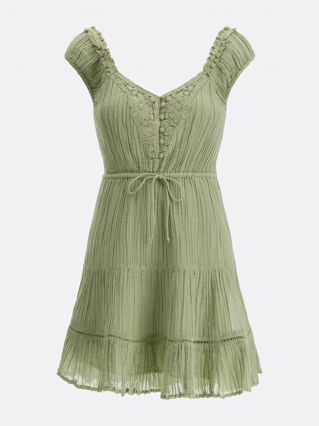 Tan cómodo y fresquito que cualquier opción es buena para llevarlo. Su escote en pico y el detalle de los botones te dará un toque muy natural y bohemio que podrás potenciar con capazos y sandalias de tiras. 