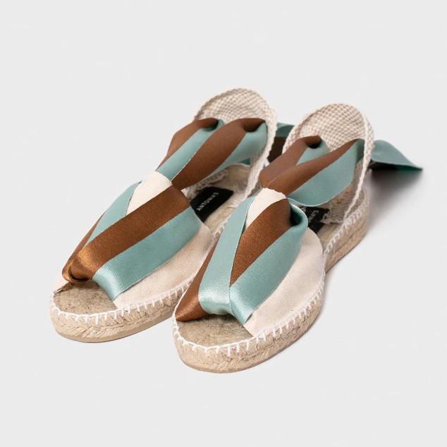 Si quieres unas alpargatas tremendamente cómodas, pero que al mismo tiempo sean sofisticadas, ya las has encontrado. Alpargatas planas con tiras satinadas de Antonia´s (99 euros). 