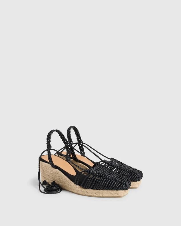 Una opción diferente a todo lo que tienes en tu armario. Unas alpargatas caladas que no dejarán a nadie indiferente. Alpargatas de cuña de esparto de Castañer (185 euros) 