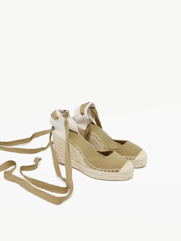 Un tono comodín que pega con absolutamente con todo tu armario de verano. Alpargatas de esparto con cuña alta de la nueva colección de Lefties (27,99 euros). 